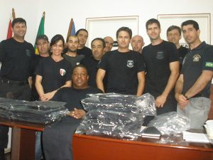Agentes Penitenciários do Presídio de Joinville recebem parte de uniforme
