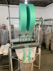 Internos da Penitenciária Industrial de Joinville fabricam fraldas geriátricas