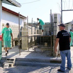 SAP e SED celebram termo de cooperação no uso de mão de obra de apenados para reforma e limpezas de escolas estaduais de Santa Catarina