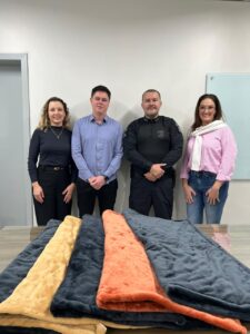 Reeducandos do sistema prisional de Blumenau produzem 100 cobertores entregues à Maternidade do Hospital Regional de São José