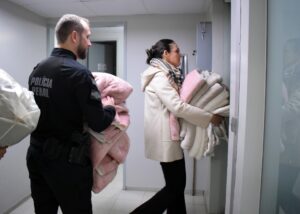 Polícia Penal entrega 80 mantas produzidas por detentos para recém-nascidos do Hospital Regional de São José